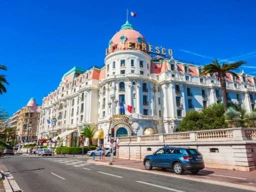 Photo of the Hôtel Negresco in Nice seen from the Promenade des Anglais