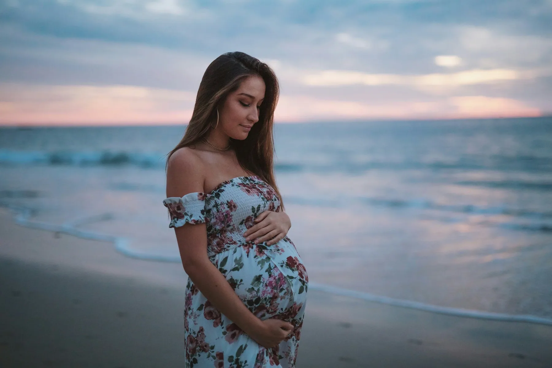 woman looking for a massage in Nice during her pregnancy